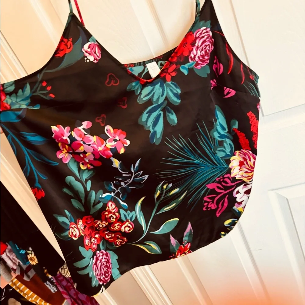 Stars Above Black and Red Graphic Sleeveless Camisole - Picture 2 of 3